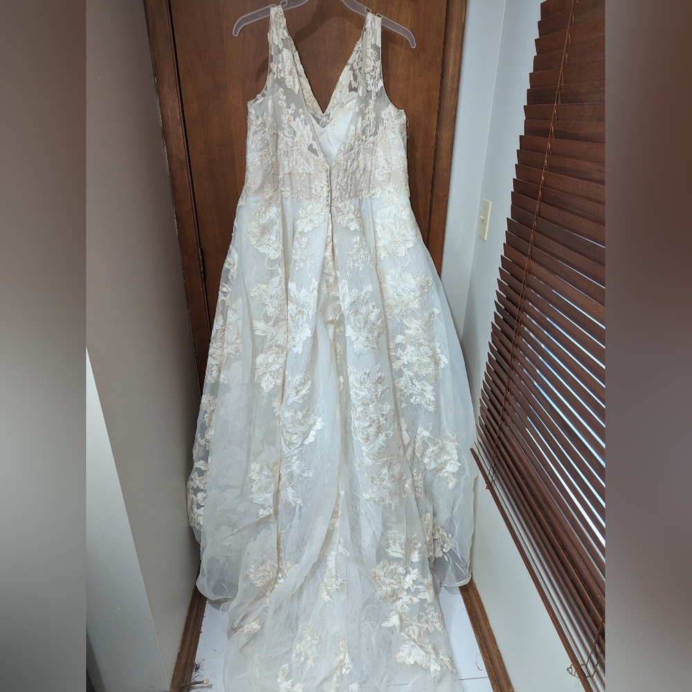 Size 20 - Plus Size Wedding Dress With veil